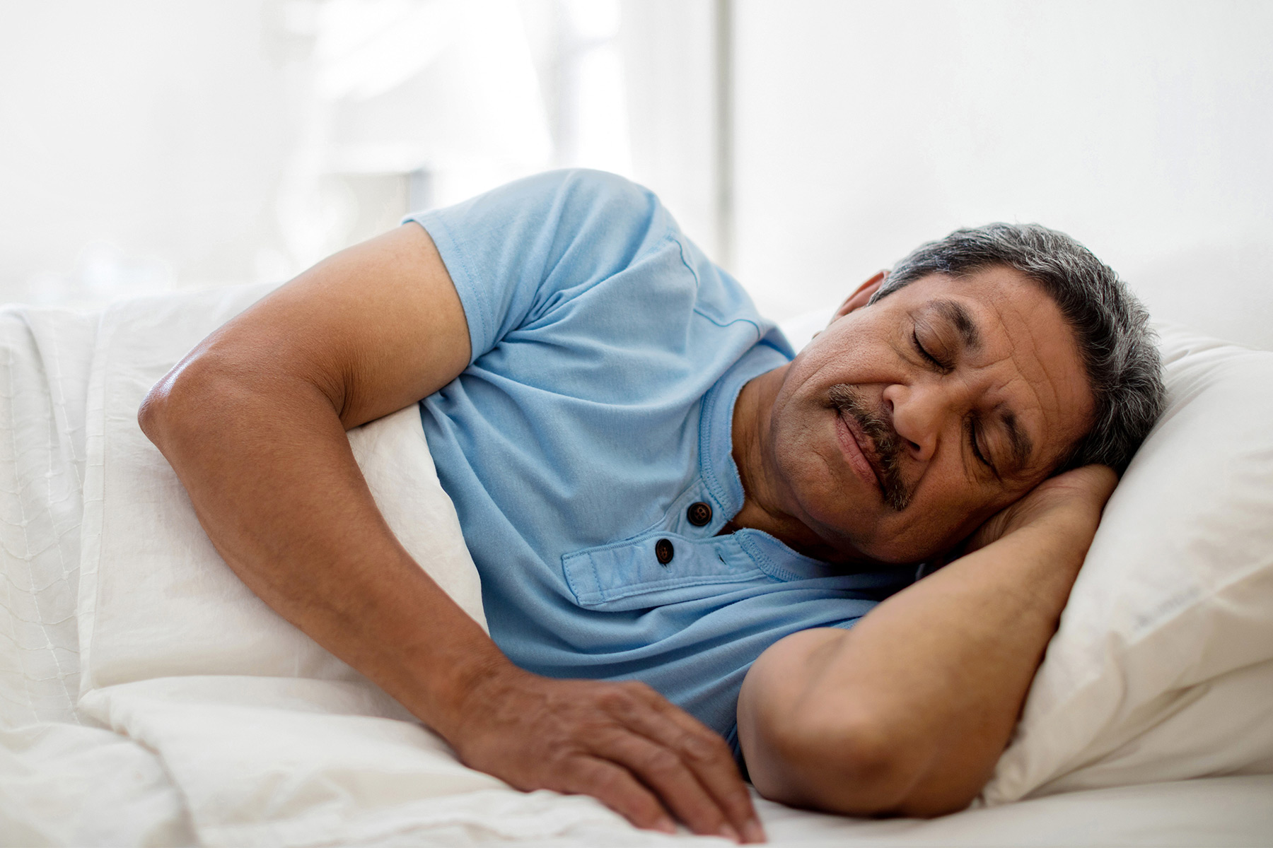 1800x1200_senior_man_sleeping_in_bed_other