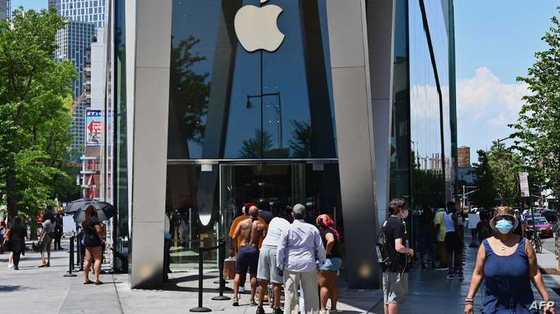 People wait in line outside an Apple store on June 22, 2020 in the Brooklyn Borough of New York City. - New York City begins Phase Two reopening on June 22, 2020 as people can eat outdoors at restaurants and
barbershops and salons can also open at 50 percent capacity. (Photo by Angela Weiss / AFP)