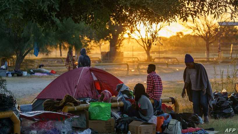 Haitian migrants camp at Parque Ecologico Braulio Fernandez in Ciudad Acuna, Coahuila state, Mexico, after they abandoned a large camp in Del Rio, Texas, on September 23, 2021. - Mexican police and National Institute of Migration officials reportedly closed the banks of the Rio Grande on the Mexican side of the border at Braulio Fernandez. (Photo by PAUL RATJE / AFP)