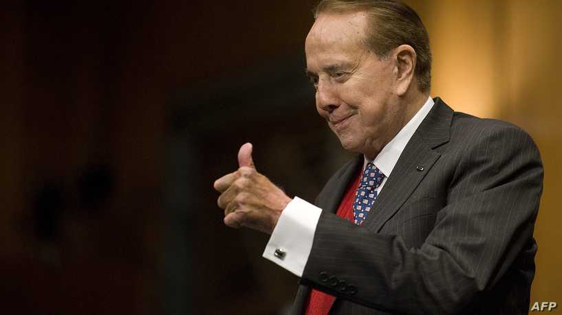 (FILES) In this file photo taken on January 14, 2009, former Senator Bob Dole gives retired US General Eric Shenseki a thumbs-up as he arrives for Shenseki's full committee hearing on his nomination to be Veterans Affairs Secretary on Capitol Hill in Washington, DC. - Dole, who battled back from severe injuries in World War II to become a five-term US senator and the Republican Party's 1996 presidential nominee, died on December 5, 2021, his family foundation announced. He was 98. "It is with heavy hearts we announce that Senator Robert Joseph Dole died early this morning in his sleep," the Elizabeth Dole Foundation tweeted. (Photo by Jim WATSON / AFP)