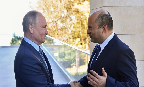 Russian President Vladimir Putin shakes hands with Israeli Prime Minister Naftali Bennett during their meeting in Sochi, Russia October 22, 2021. Sputnik/Evgeny Biyatov/Kremlin via REUTERS ATTENTION EDITORS - THIS IMAGE WAS PROVIDED BY A THIRD PARTY.