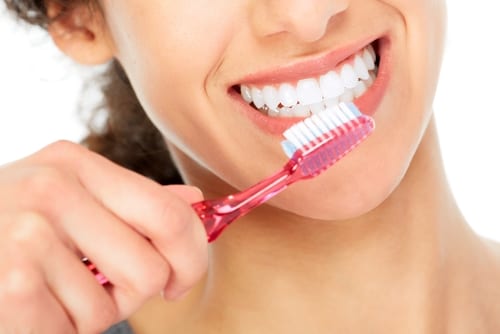 woman-brushing-her-teeth