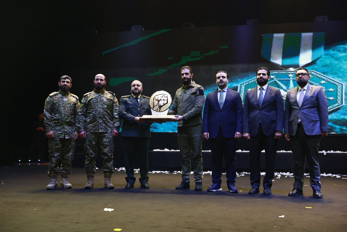 قدم فخامة الرئيس أحمد الشرع درع النصر لوزارة الدفاع ورفاق درب التحرير، تكريمًا لجهودهم وتضحياتهم، وذلك ضمن فعاليات الاحتفال الرسمي بالذكرى السنوية الأولى لتحرير سوريا