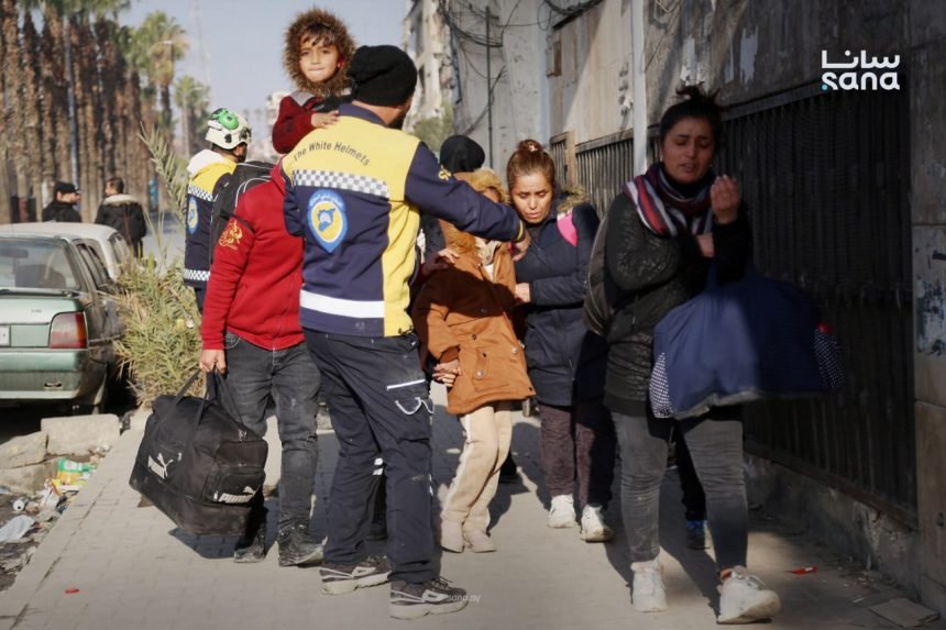 الدفاع المدني يستأنف عمليات إجلاء المدنيين في حلب
