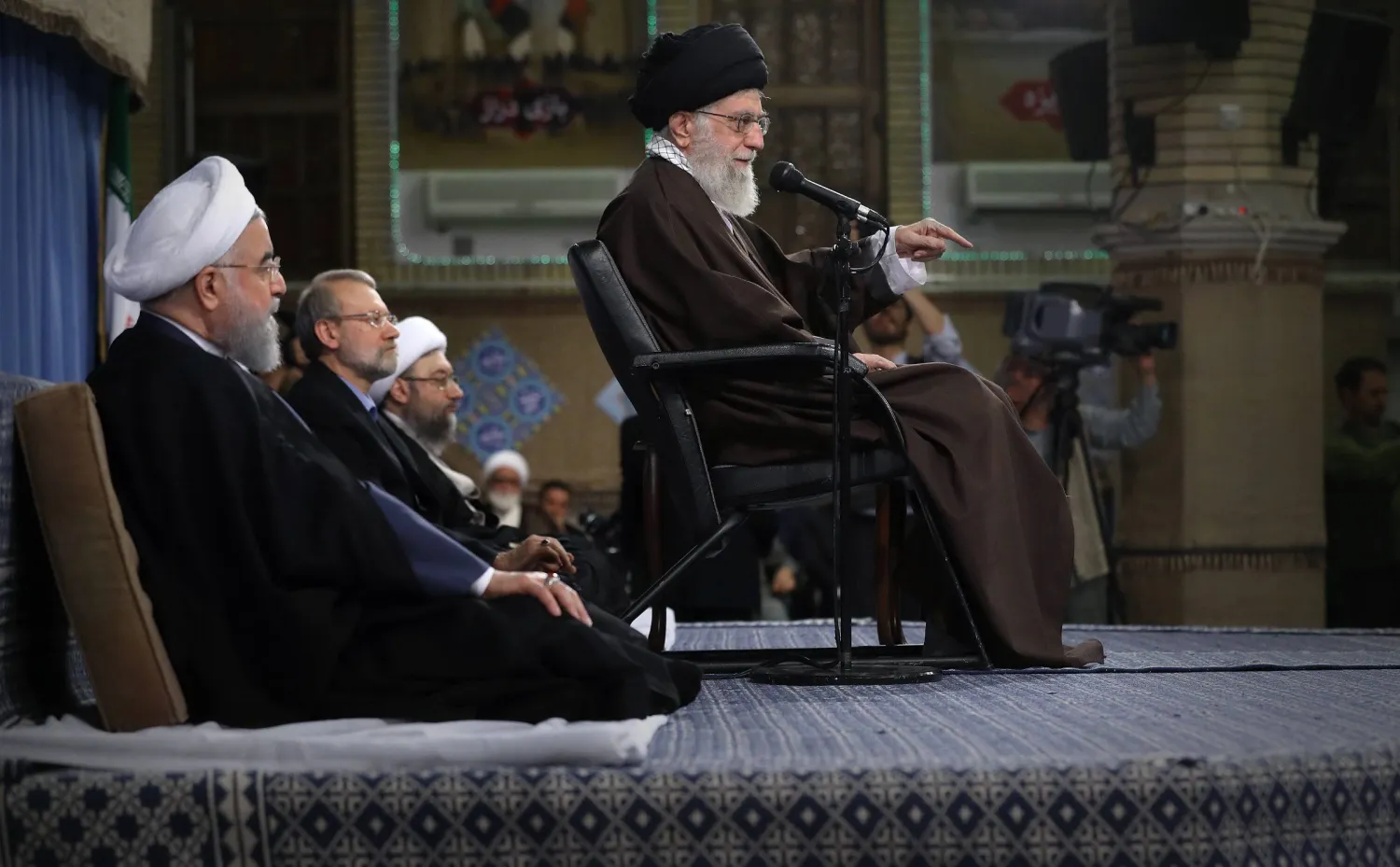 «لو فيغارو»: روحاني قاد تحركاً داخلياً لإقصاء خامنئي عن إدارة الأزمة